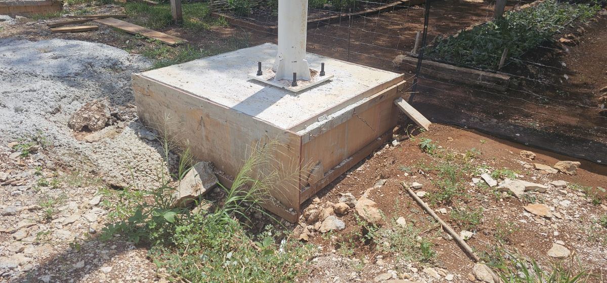 Base de concreto y anclajes de un poste para red de contención de golf en el Hotel Chablé
