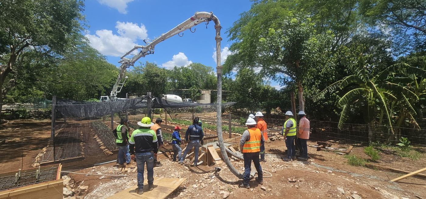 Cuadrilla colando concreto para la cimentación de postes de red perimetral