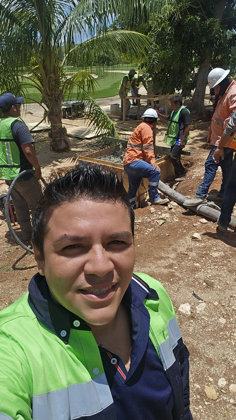 Colado de concreto en la cimentación de postes para red perimetral en obra