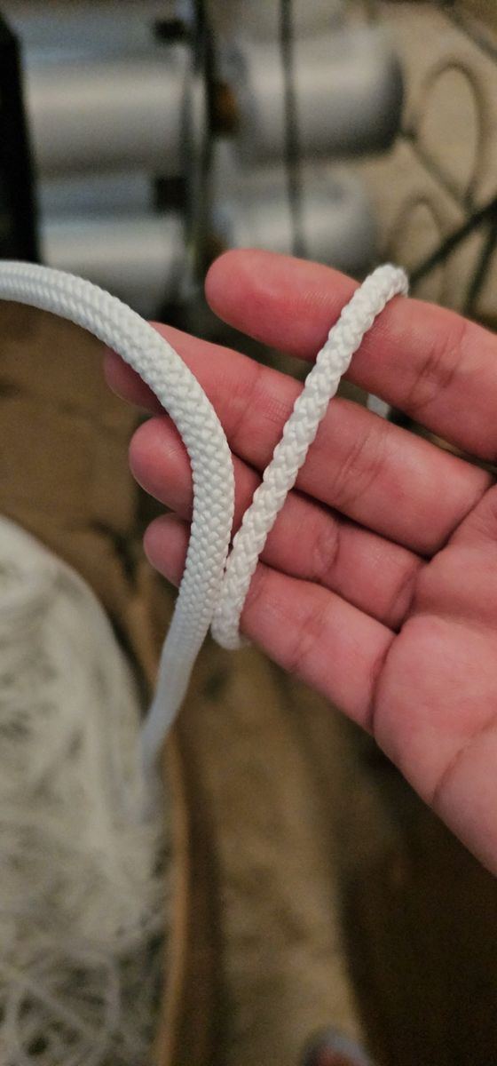 Detalle del cordón trenzado blanco para redes deportivas