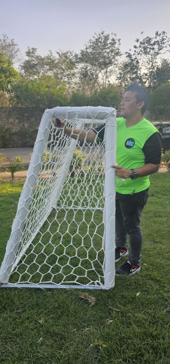 Técnico de Grupo RC con una portería blanca de red hexagonal