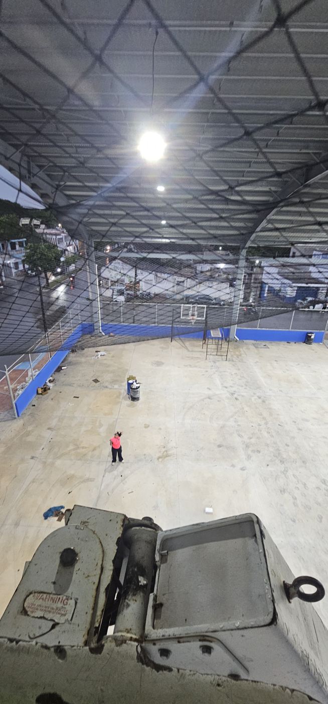 Red antipalomas negra bajo la lámina del techo de un domo deportivo