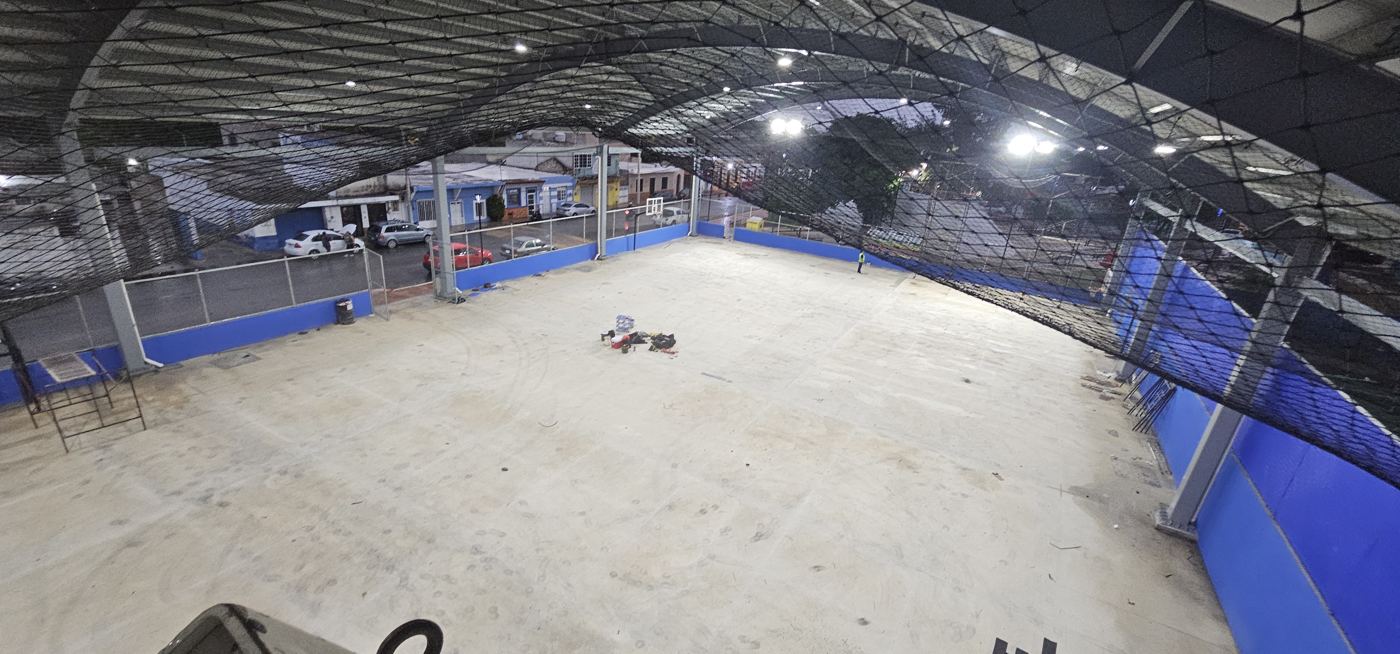 Red antipalomas bajo el techo de un domo deportivo vista desde una canastilla