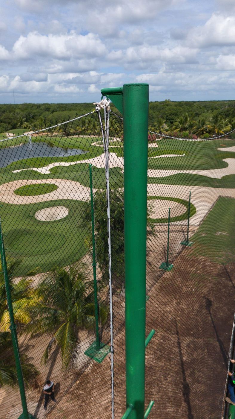 Vista aérea de la red de contención para golf con postes verdes en el Hotel Chablé
