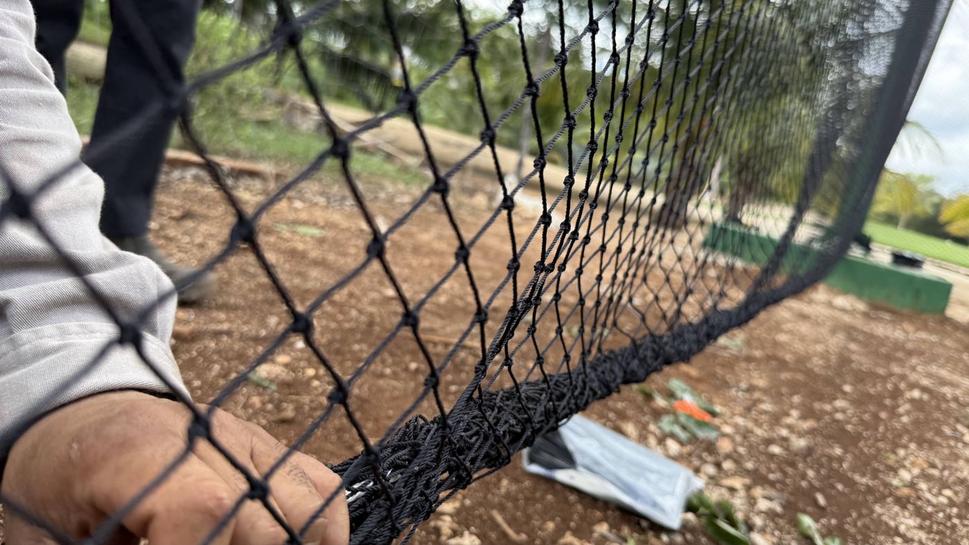 Detalle de red negra de nylon alquitranado para contención de golf