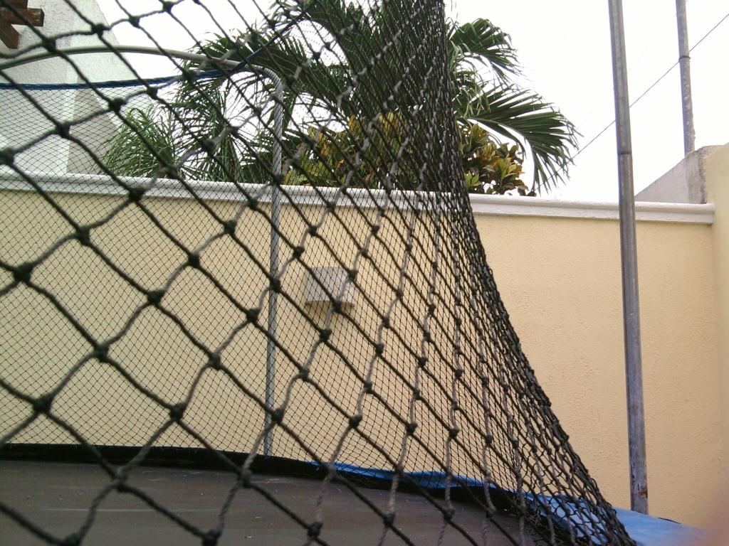 Detalle de la malla negra de una red de protección para brincolín