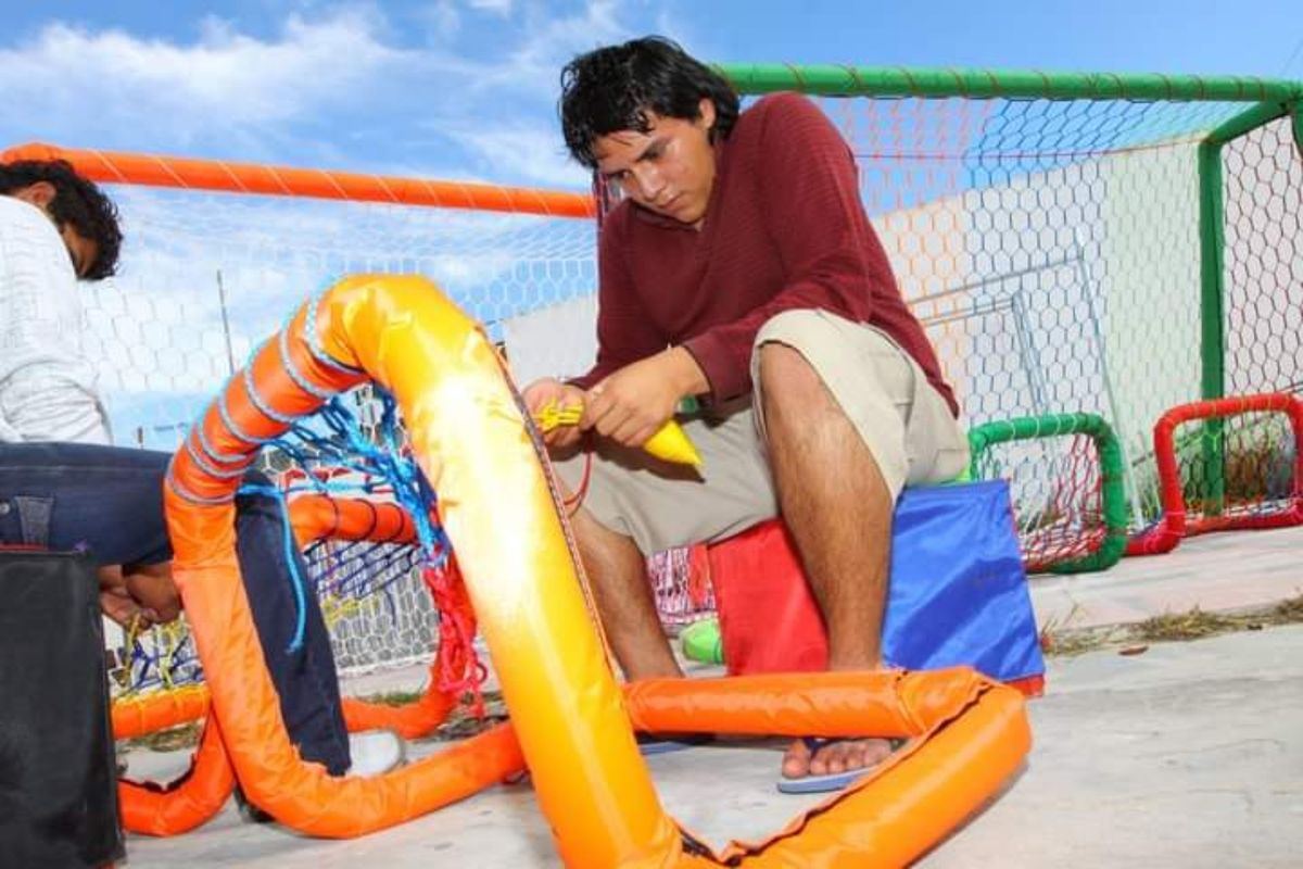 Tejido artesanal de una red para portería en el taller de Yucatán